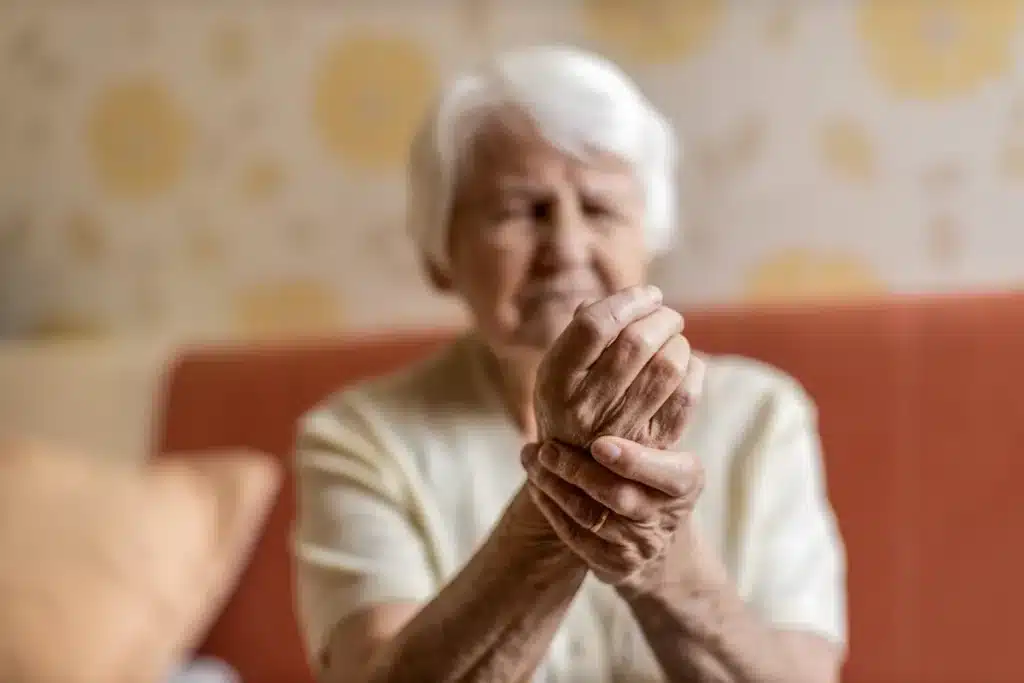 donna anziana dolorante con osteoporosi al polso
